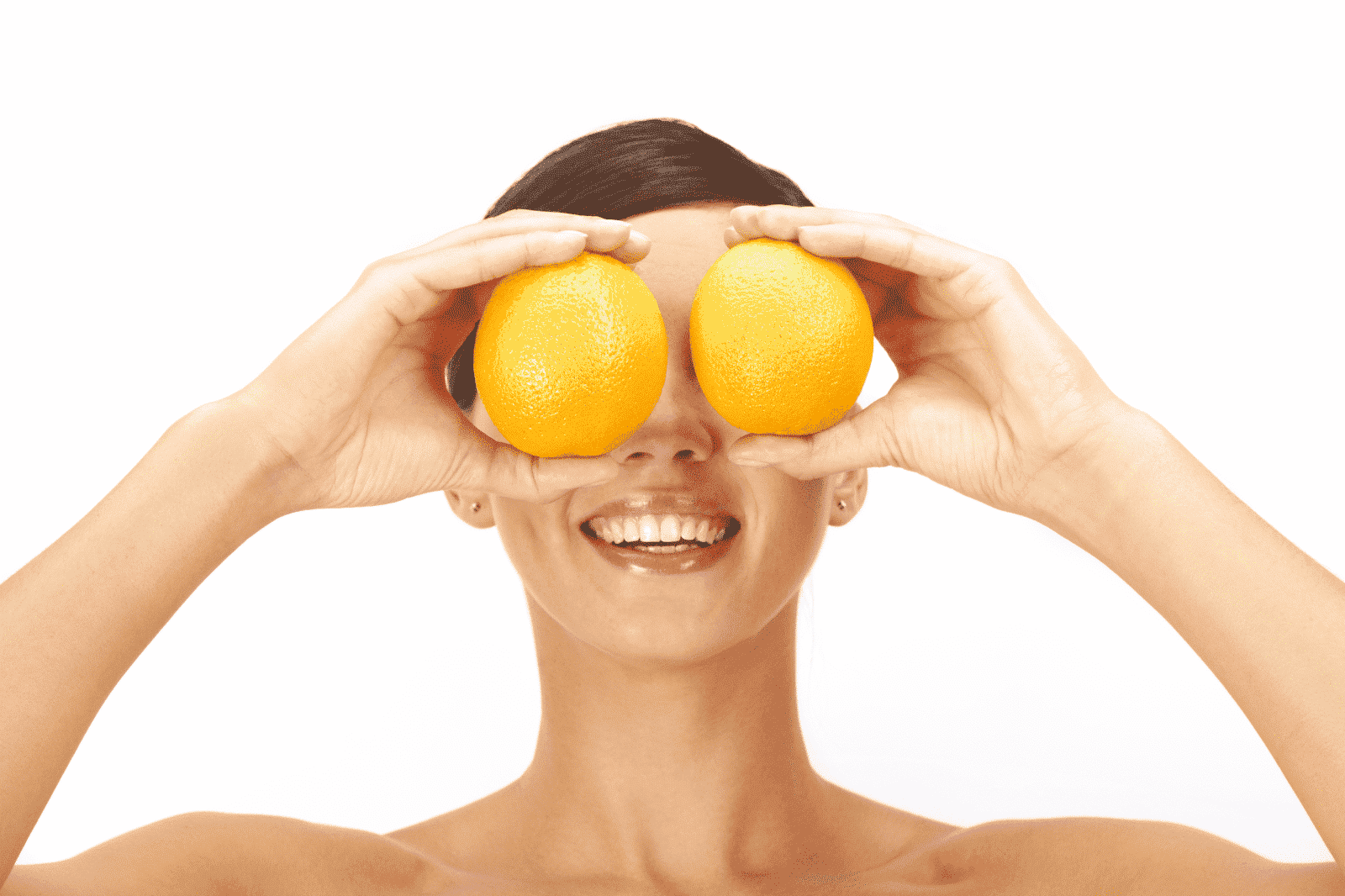 Donna con 2 arance davanti agli occhi