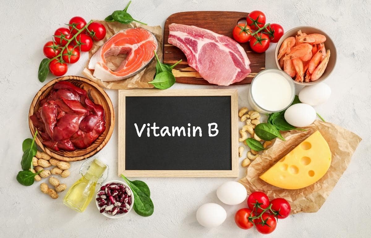 Vista dall'alto: Assortimento di fonti di vitamina B su sfondo grigio